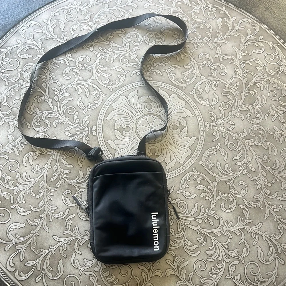 NWOT 🍋 Lululemon Black Easy Access Crossbody Bag